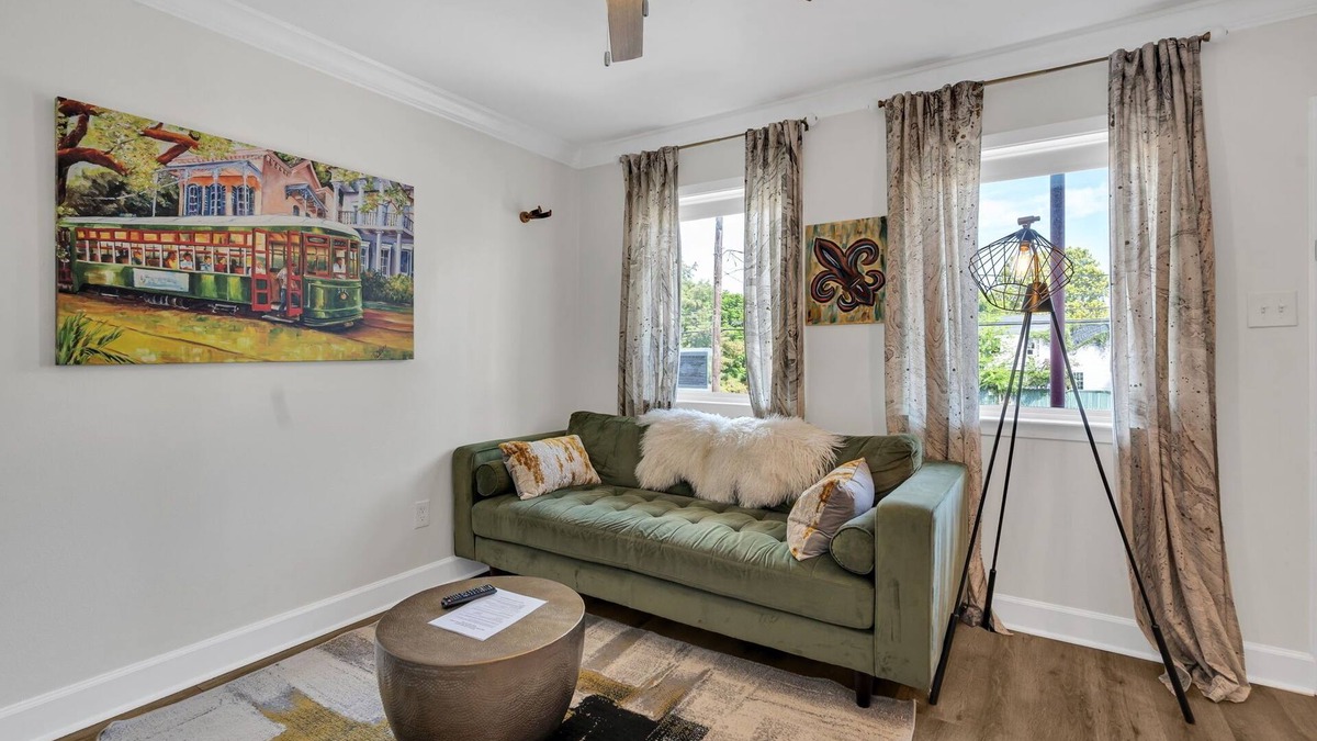 Faubourg Livaudais Apartment | Vibrant New Orleans Apartment with Off-Street Parking Near Garden District