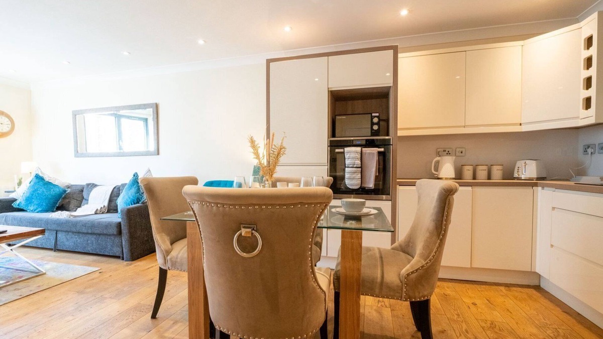 Redcliffe Apartment | Vibrant Old City 2BR Apartment - Full Kitchen WiFi