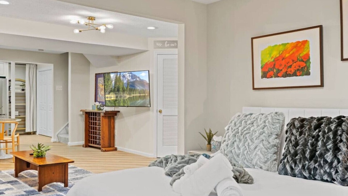 Ashburn Apartment | Vibrant+Private Apartment Suite, Heart of Leesburg