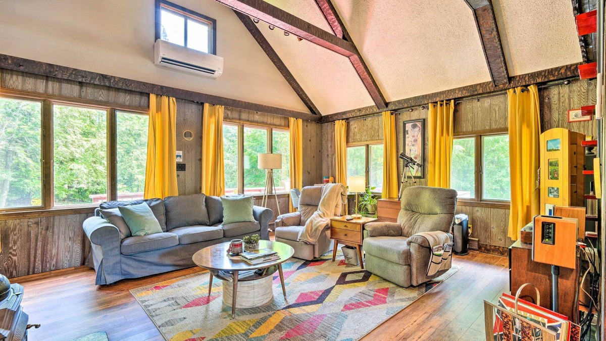 Putney Cabin | Vibrant Putney Cabin w/Fire Pit: Hike & Ski!