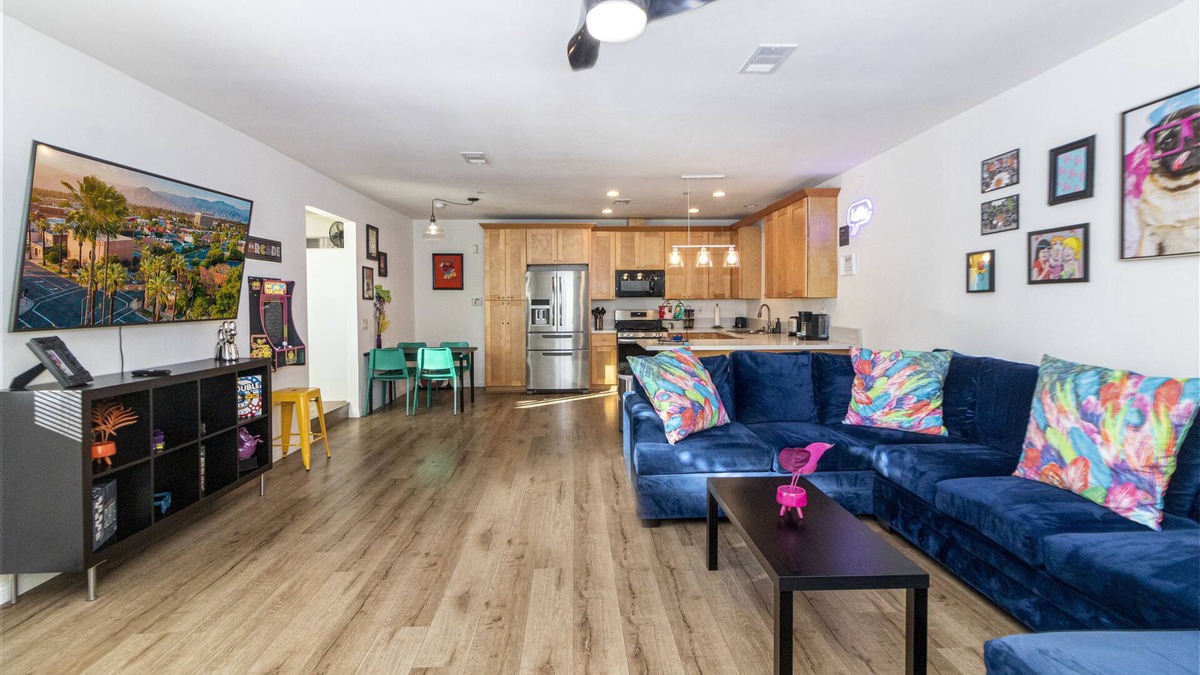 Redlands House | Vibrant Redlands Home 1 Block to Univ,12min to NOS, Fire Pit, BBQ, Near Downtown