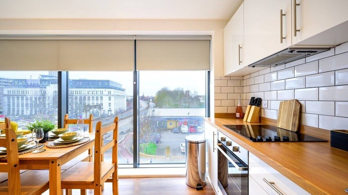 Salford Apartment | Vibrant Stay in Salford Quays