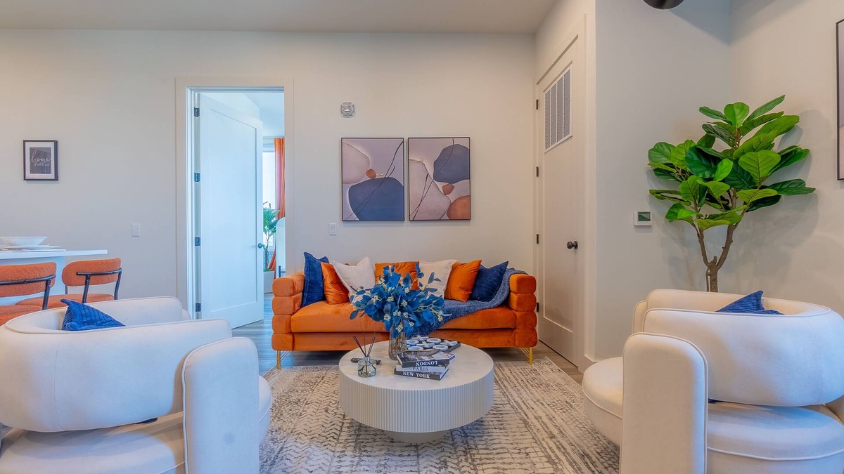 East Orange Apartment | Vibrant Visit near Airport! Free Parking, 2 Baths & Sleeps 8! ✨20% OFF 7 days✨
