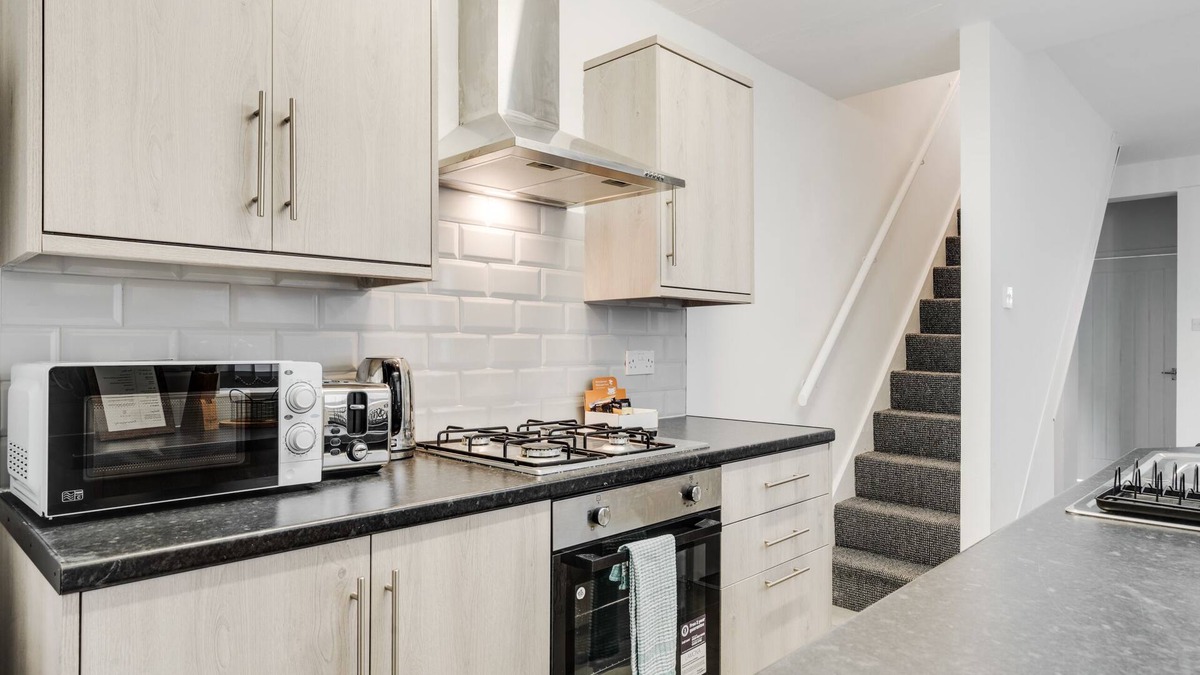 Liverpool House | Vichy - Strathcona Suites, 3 Beds Houses in Wavertree