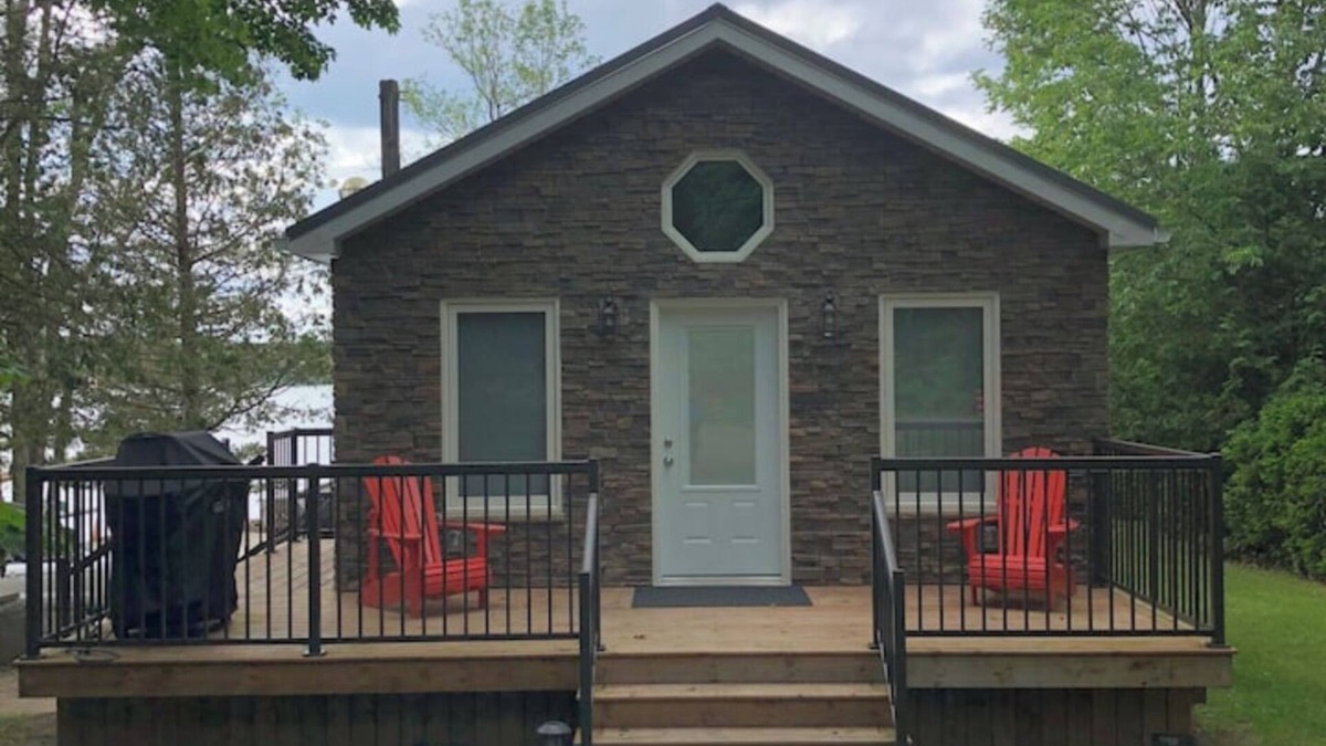 Port McNicoll Cottage | Victoria Harbour Cottages Queen Bed Chalet