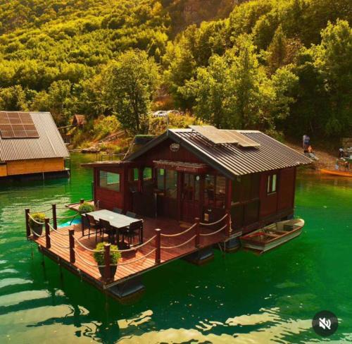Bajina Basta House | Victoria lake house