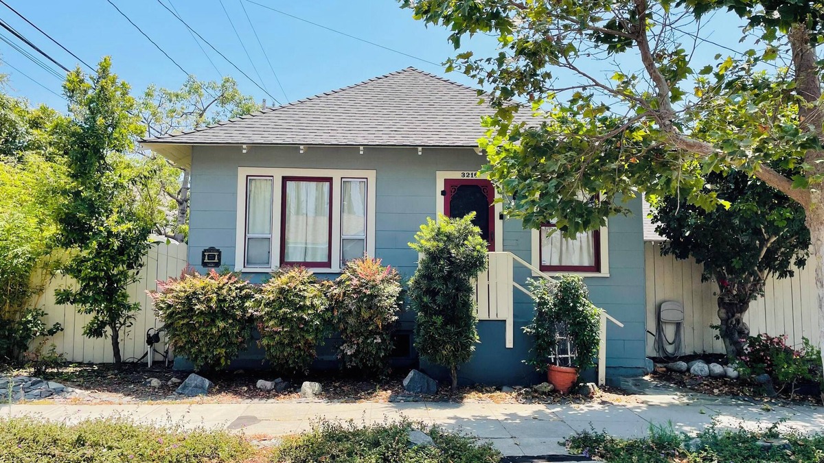 Belmont Heights House | Victorian Bungalow: 2 bd + parking + private garden