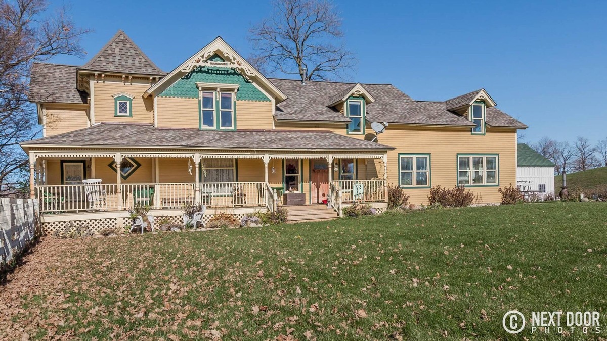 Lapeer Bed & Breakfast | Victorian Farm House surrounded by 30 of Rolling farm & animals