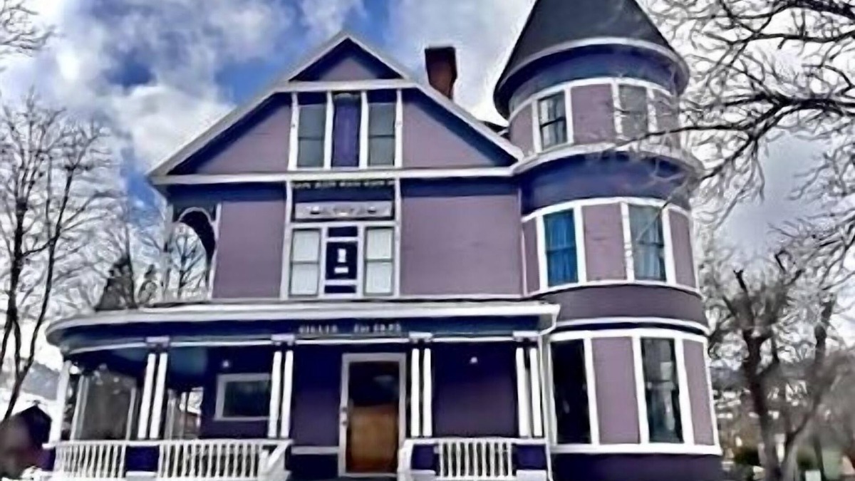 Yreka House | Victorian Mansion Newly Renovated. Sleeps 16. Two kitchens.
