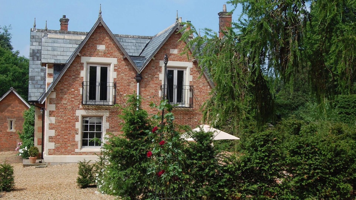 Chittoe House | Victorian Old Coach House With Superking Master Bedroom suite and Tennis Court.