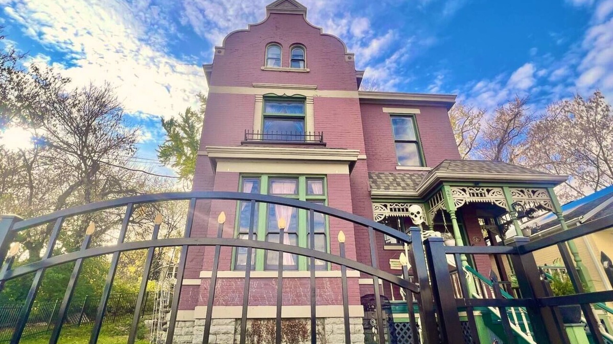 Ludlow House | Victorian Riverfront Estate mins from Cincinnati