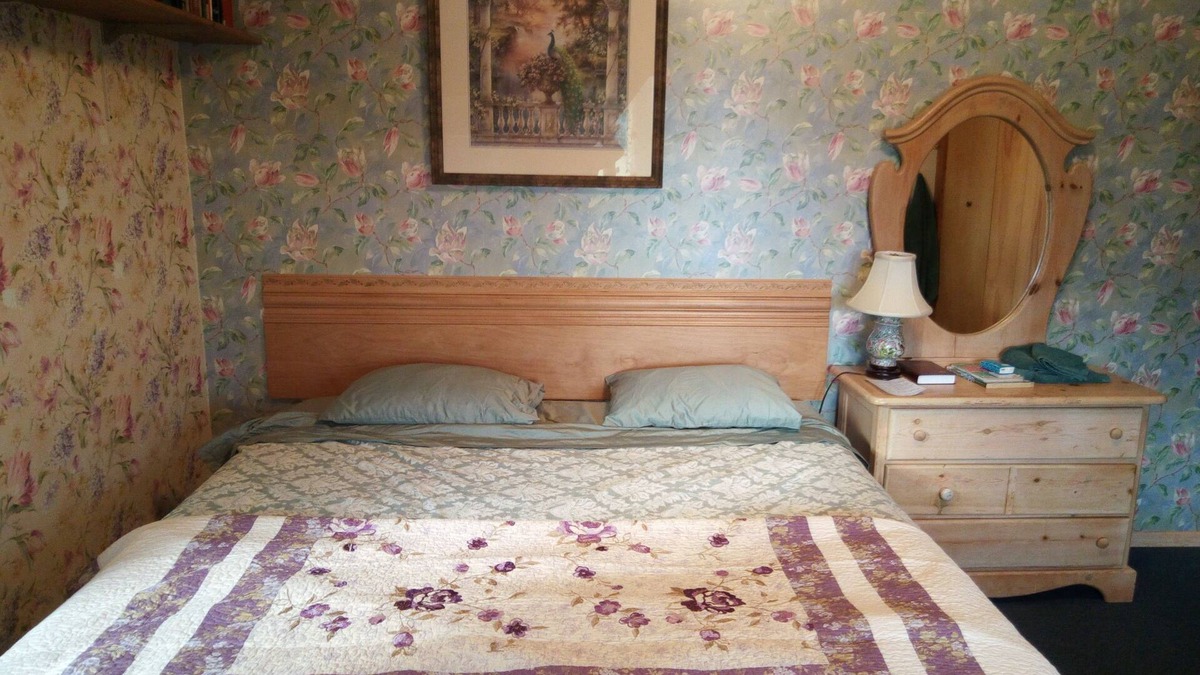 Cohoe Bed & Breakfast | Victorian Room @ Hungry Moose Bed and Breakfast