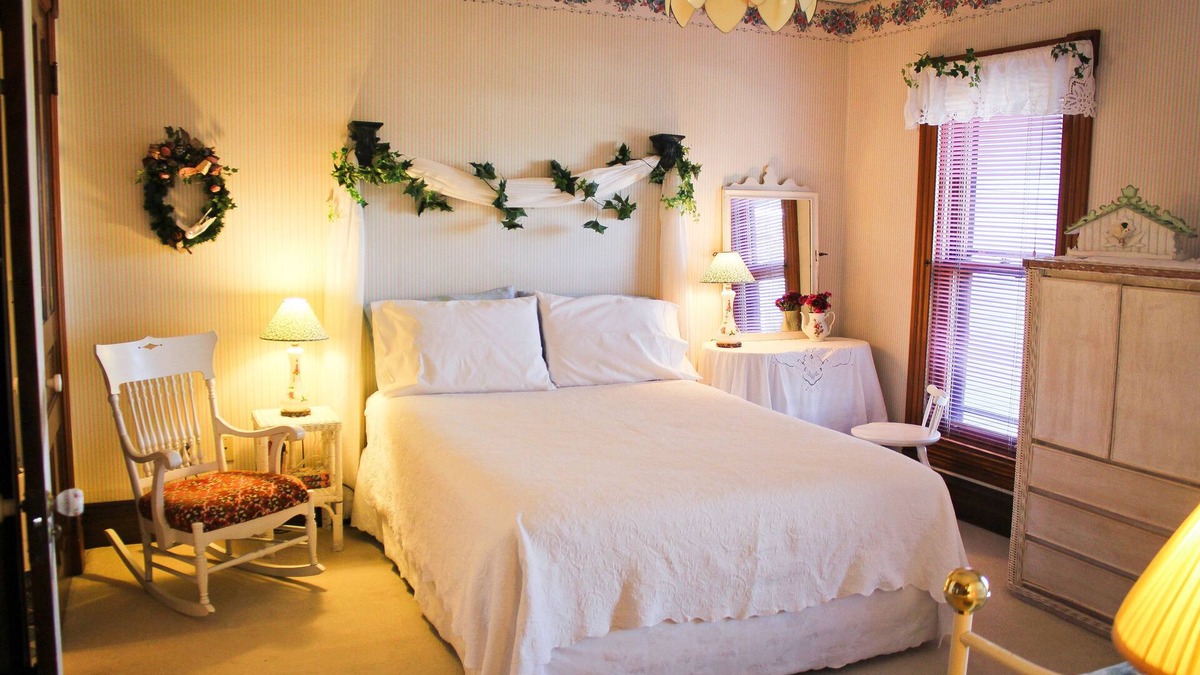 Algonquin Bed & Breakfast | Victorian Rose Garden