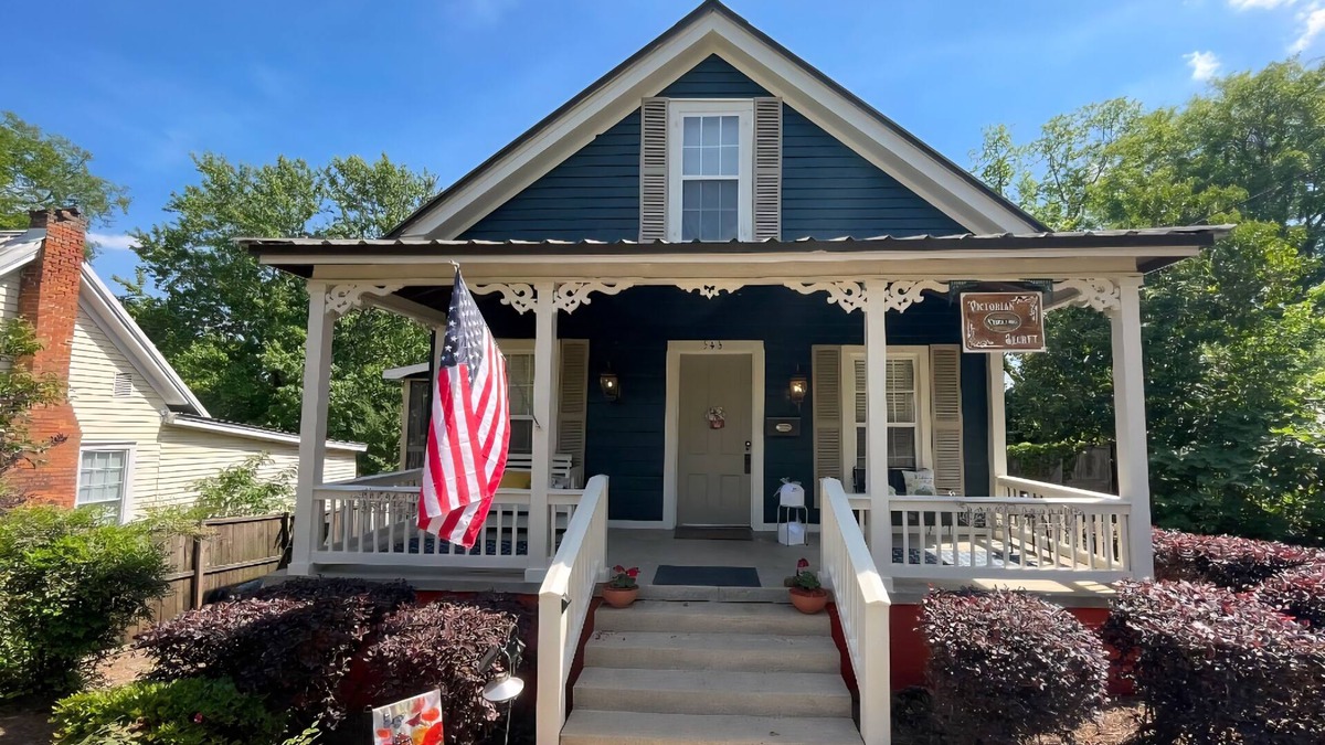 Eufaula House | Victorian Secret,entire house In Eufaula, Al. Sport enthusiasts are welcomed.