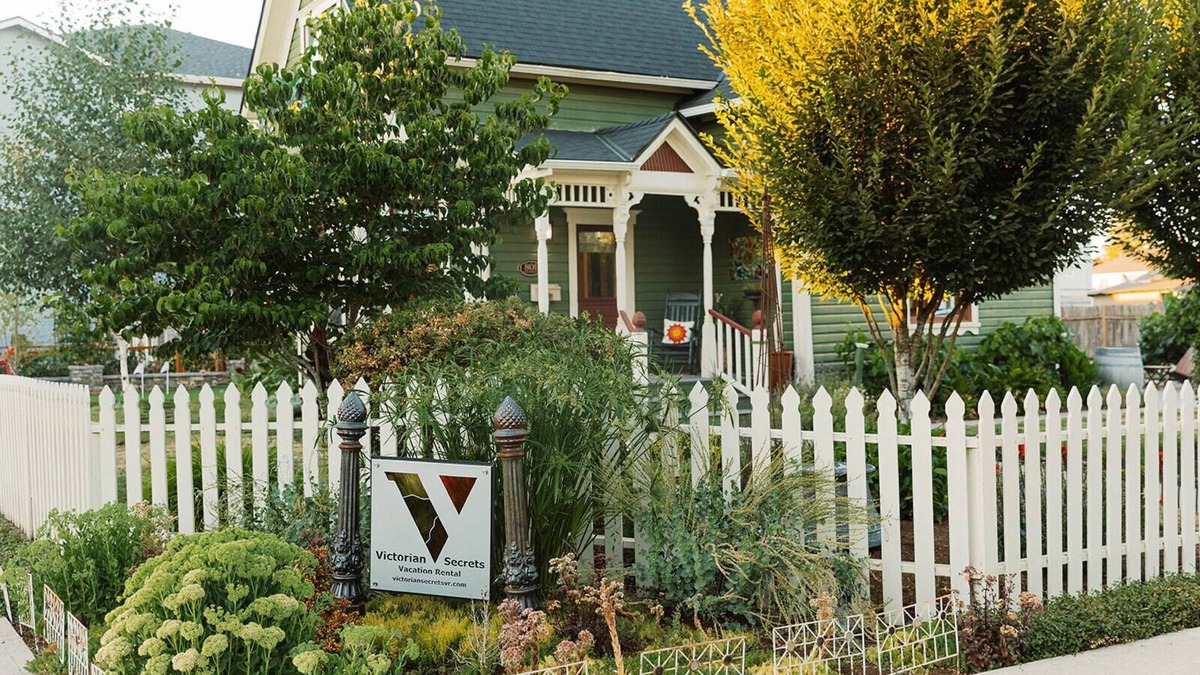 Newberg House | Victorian Secrets 1897 Home - Curious? Eclectic, convenient & ❤️ of wine country