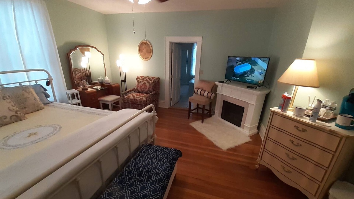 Wise House | Victorian Spa EnSuite @ Nottingham PL, King Bed, Jacuzzi Near UVa-Wise & Main St