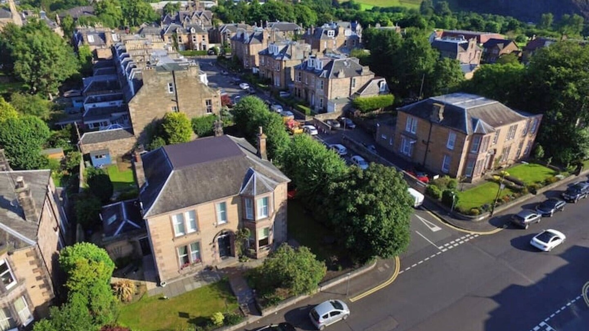 Newington Villa | Victorian Villa Ard Na Said with free parking, 20 minute walk to royal mile