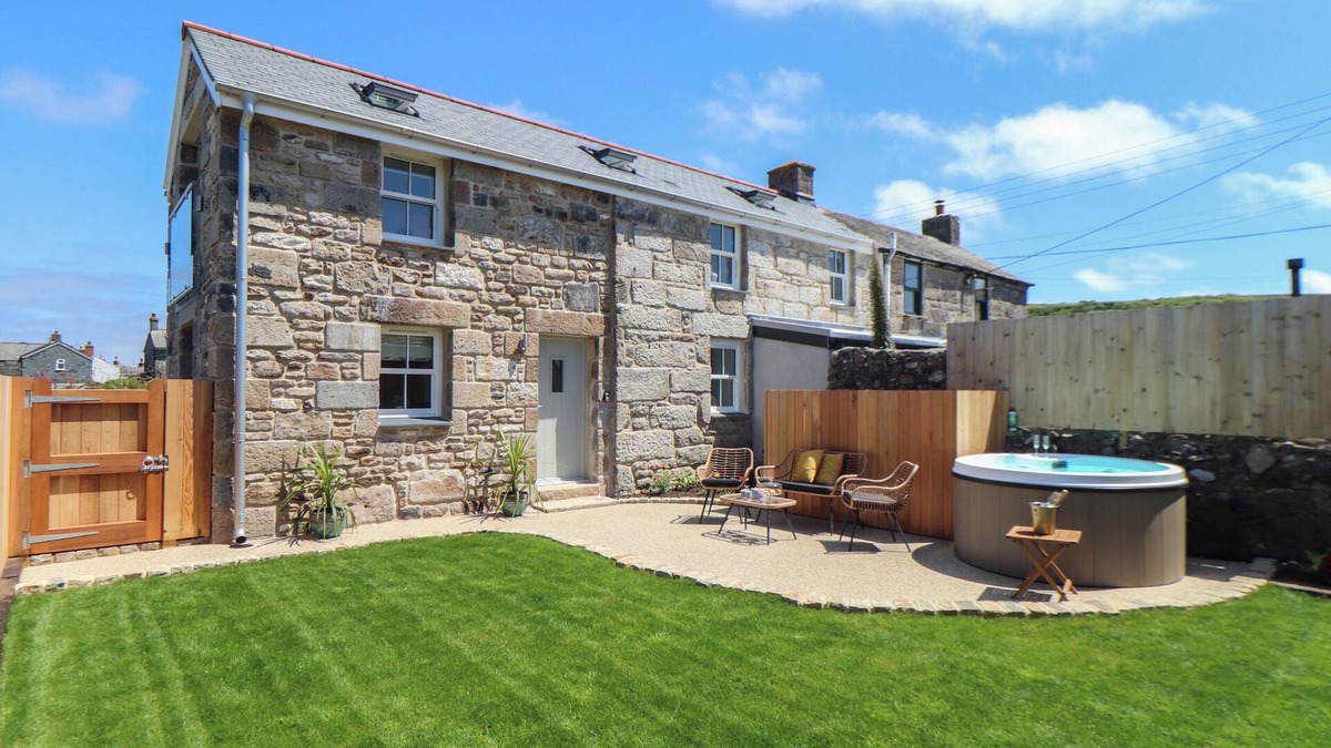 Pendeen Cottage | VICTORY VIEW, pet friendly, with hot tub in Pendeen