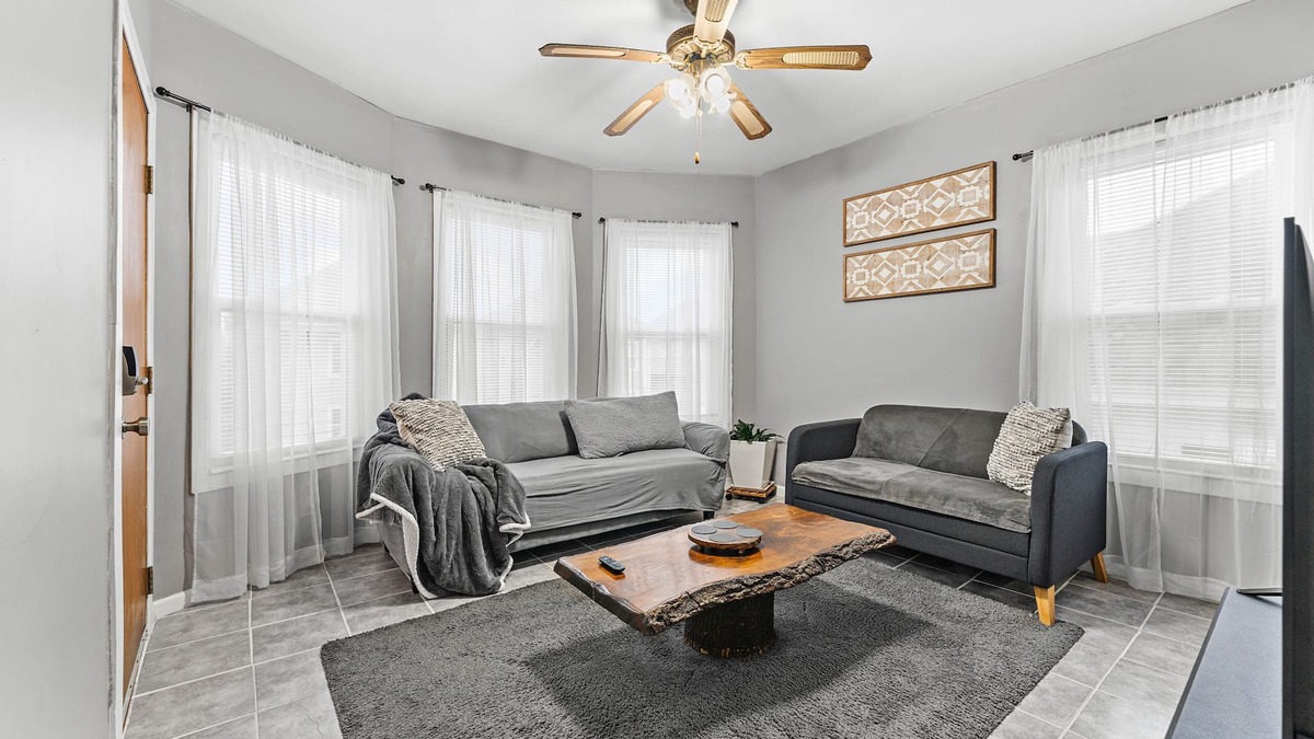 New Bedford Apartment | Vida Comfy Inn Modern 3BR- 8 mins to downtown