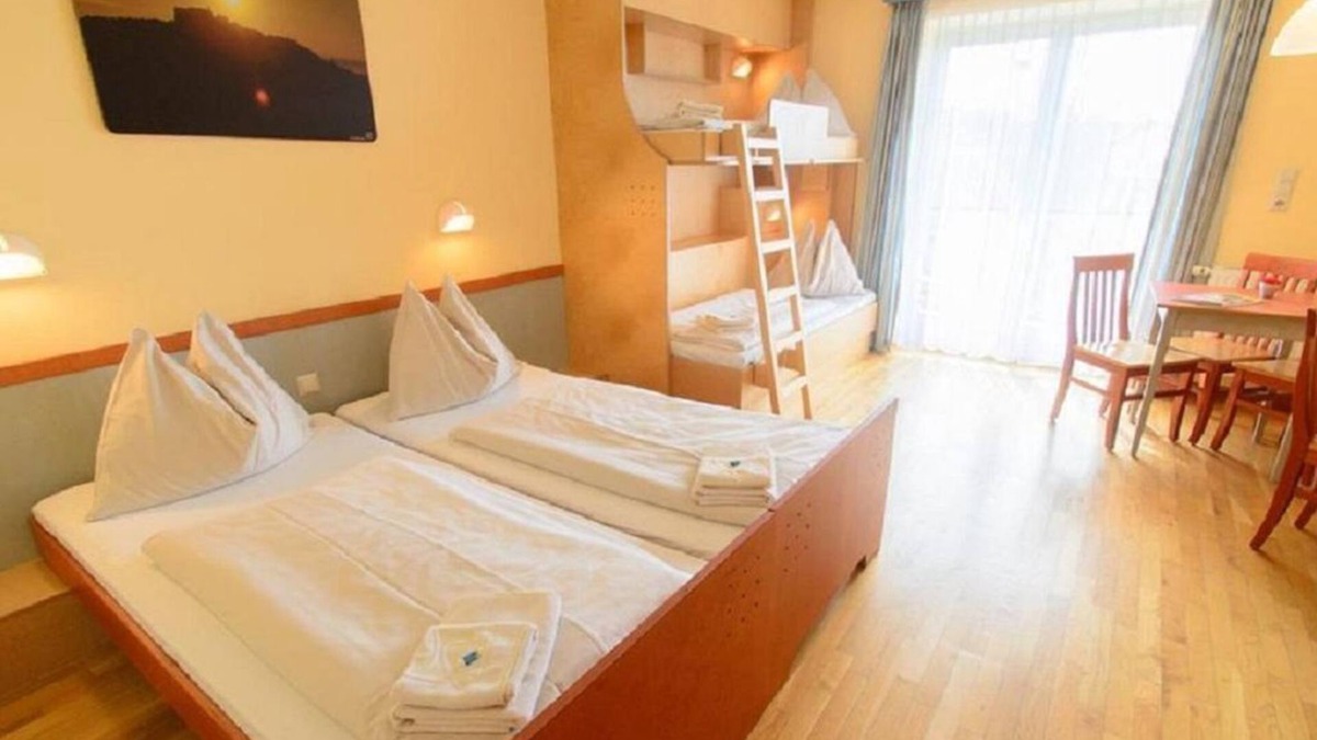 Gnas House | Vierbettzimmer mit Balkon - Jufa Hotel Vulkanland Sport-resort