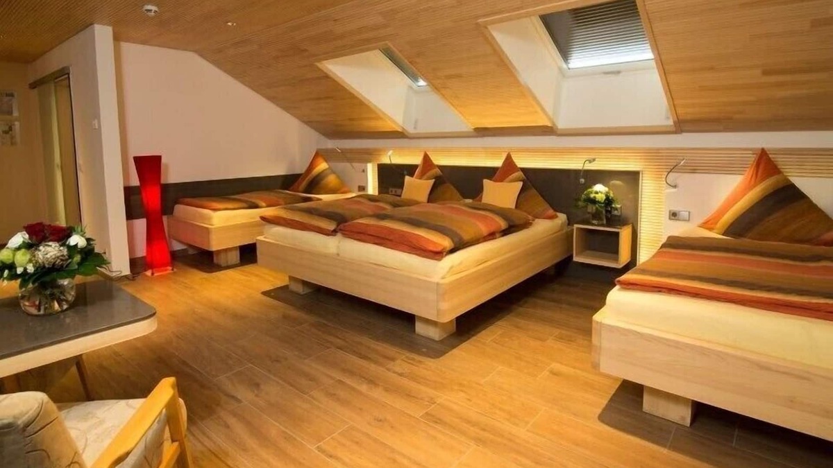 Sigmaringen Apartment | Vierbettzimmer mit Bad Oder Dusche und WC