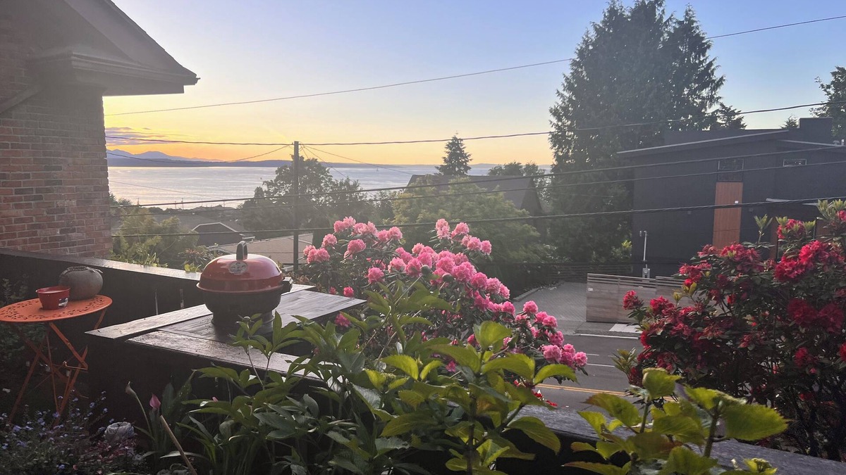 Alki Apartment | View 1-bedroom apartment in marvelous Seattle with private HotTub, A/C, sleeps 5