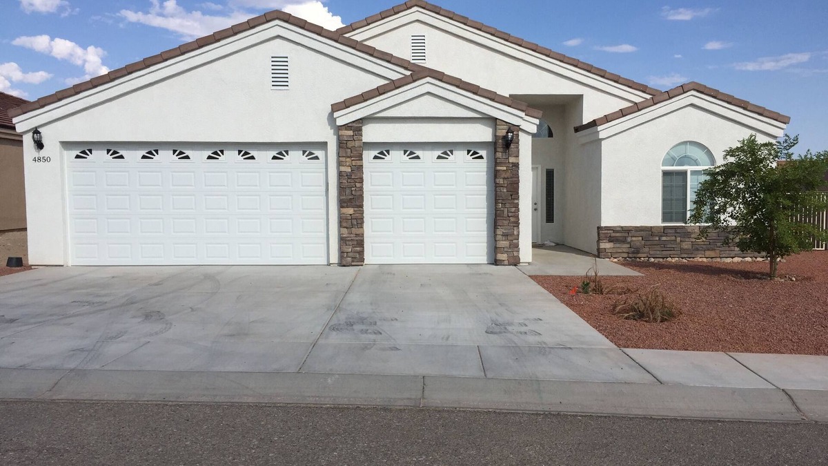 Fort Mohave House | VIEW, NEWER HOME NEAR COLORADO RIVER, GOLF, SHOPPING, ATV TRAILS
