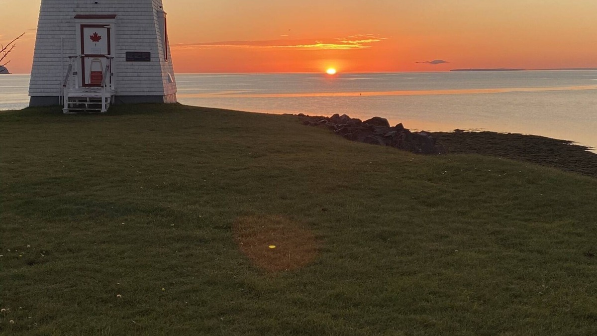 Dalhousie House | View of the beautiful Bay of Chaleur- 3 minute walk to the beach!