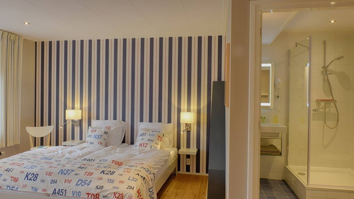 Monnickendam Apartment | View of the harbour, room with shared kitchenette