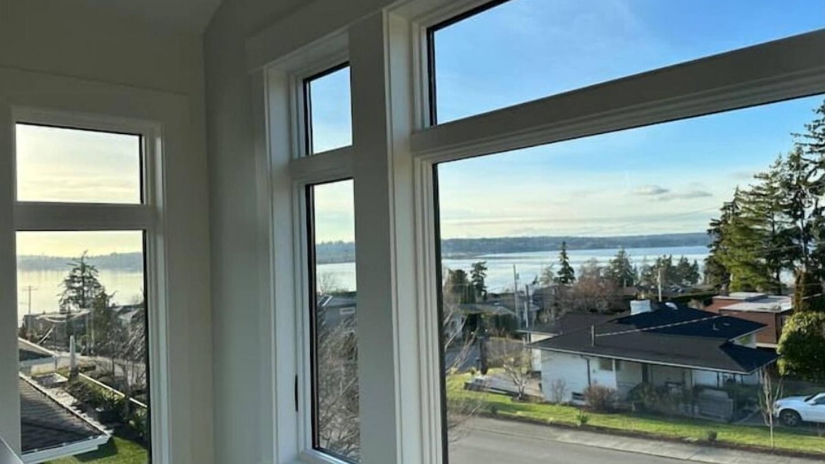 Market House | View! Stylish, light-filled & super comfortable.