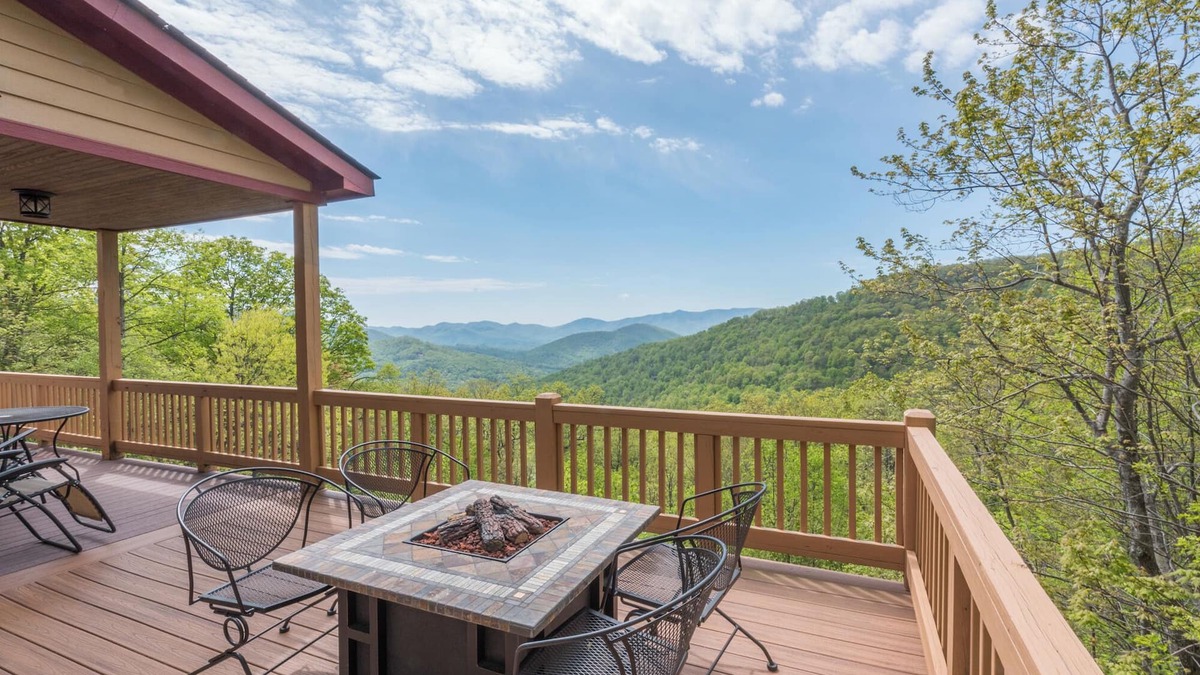 Laurel Ridge House | Viewmont | Deck, Fire Pit & Breathtaking Mountain Views!