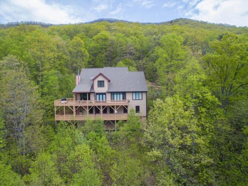Laurel Ridge House | Viewmont Deck, Fire Pit & Breathtaking Mountain Views!