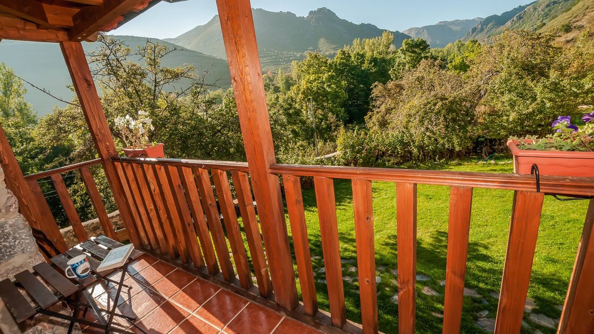 Riolago House | Viewpoint of Babia I. Rural house full rent. In wild nature. Babia