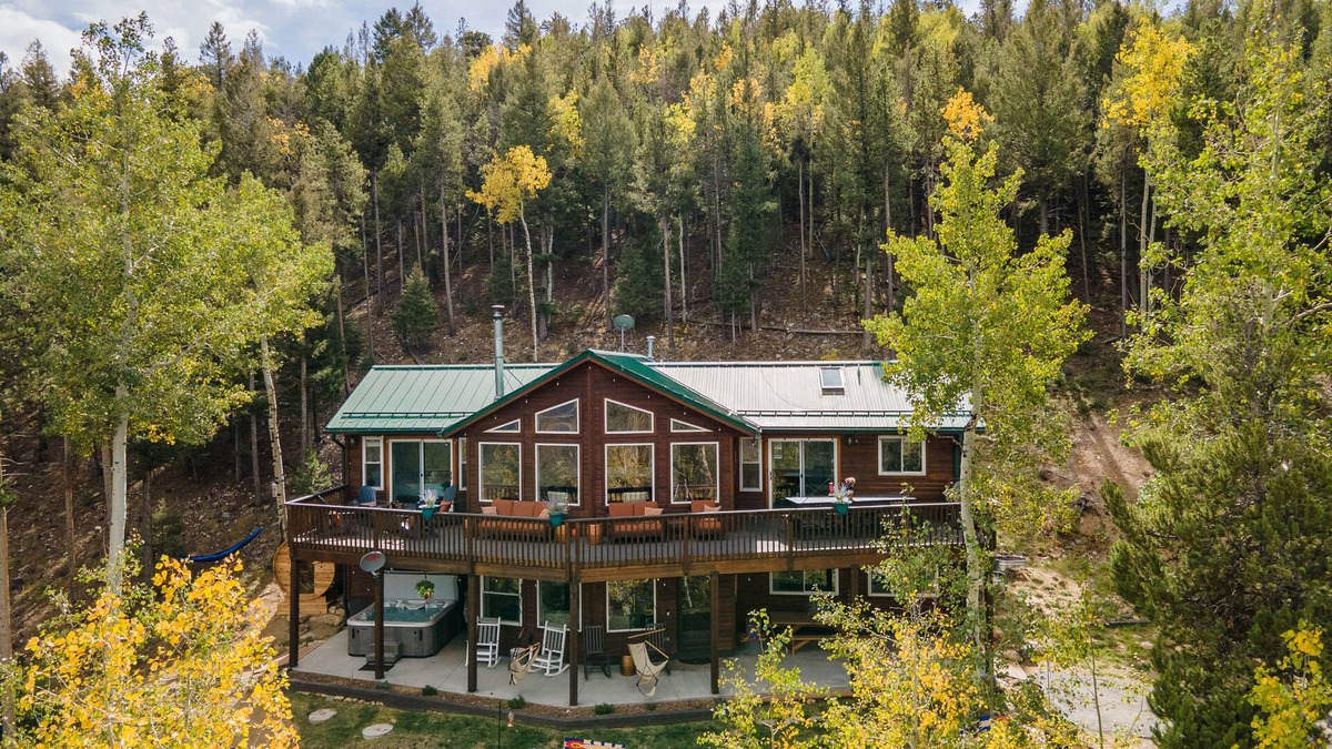 Conifer Mountain and Meadows House | VIEWS, hot tub, barrel sauna, axe throwing, arcade room, 85" tv, office space