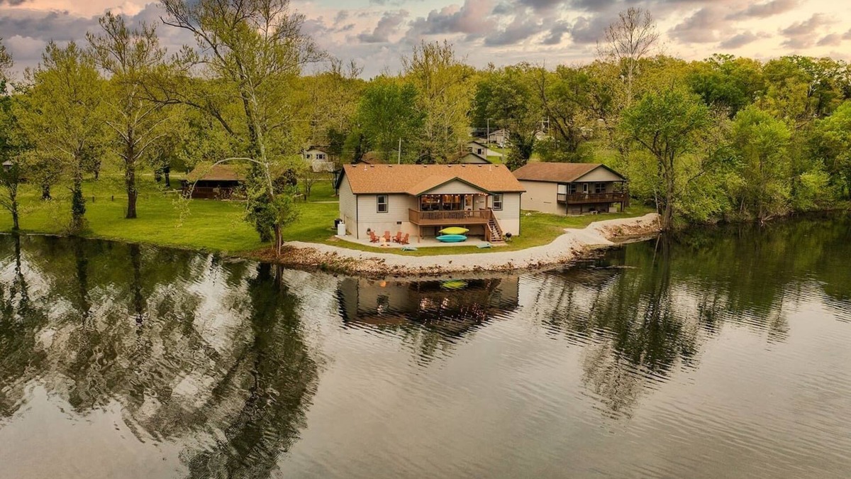 Branson Cabin | Views! Lakefront Hot Tub, Kayaks, Firepit, & Pool! Disc Golf, Park, & Playground