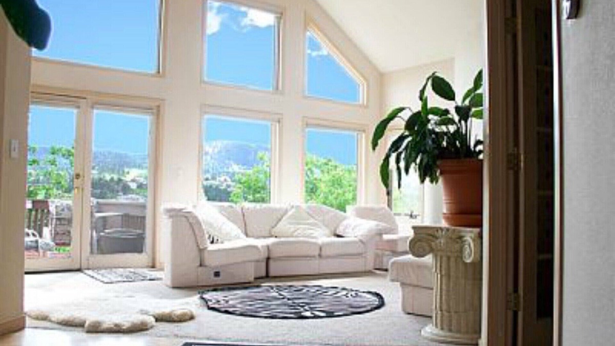 Golden House | VIEWS-LUXURY-REDROCKS CONCERTS-SKI-CASINOS-HOUSE ON SIDE MNT - GREAT VIEWS