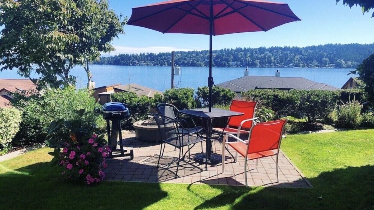 Lake Forest Park House | Views of Lake Washington and Mt. Rainier- North Seattle Area. Superb Location!