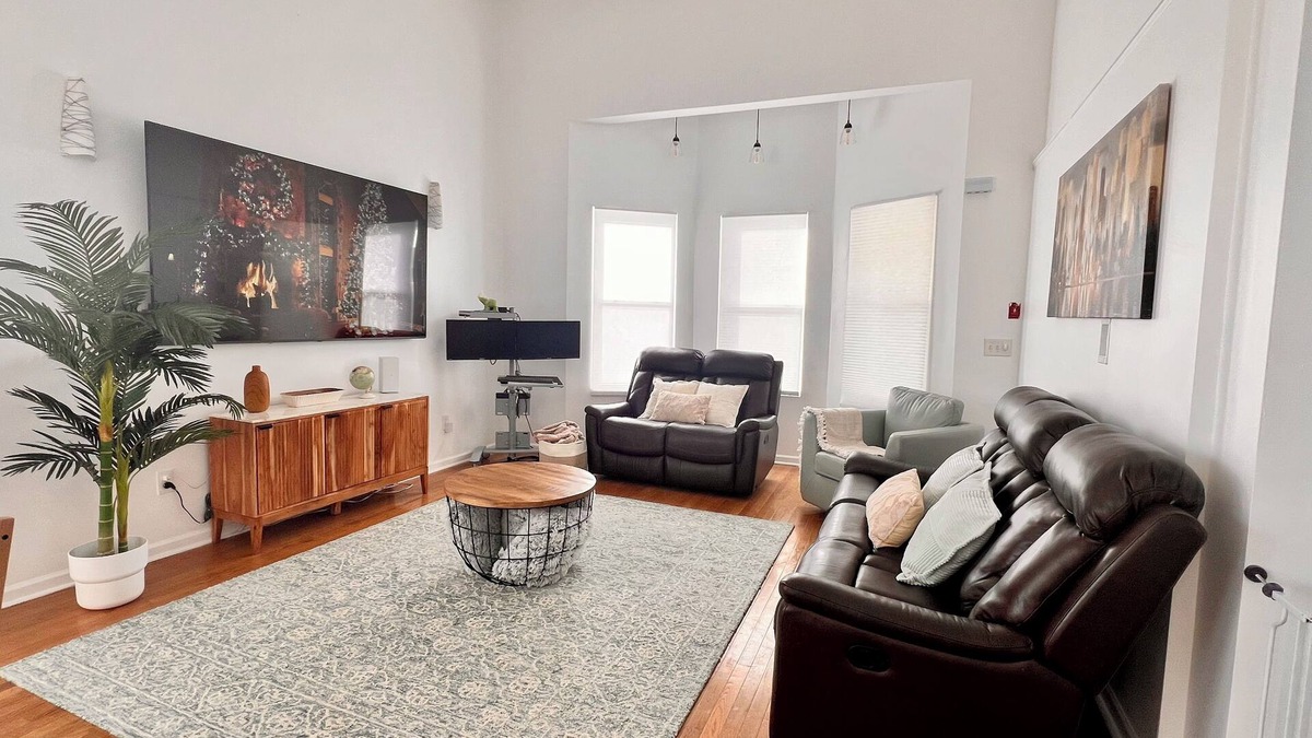 Communipaw Apartment | Views of NY Skyline & Statue of Liberty with Pool Table, 5min to train to NYC