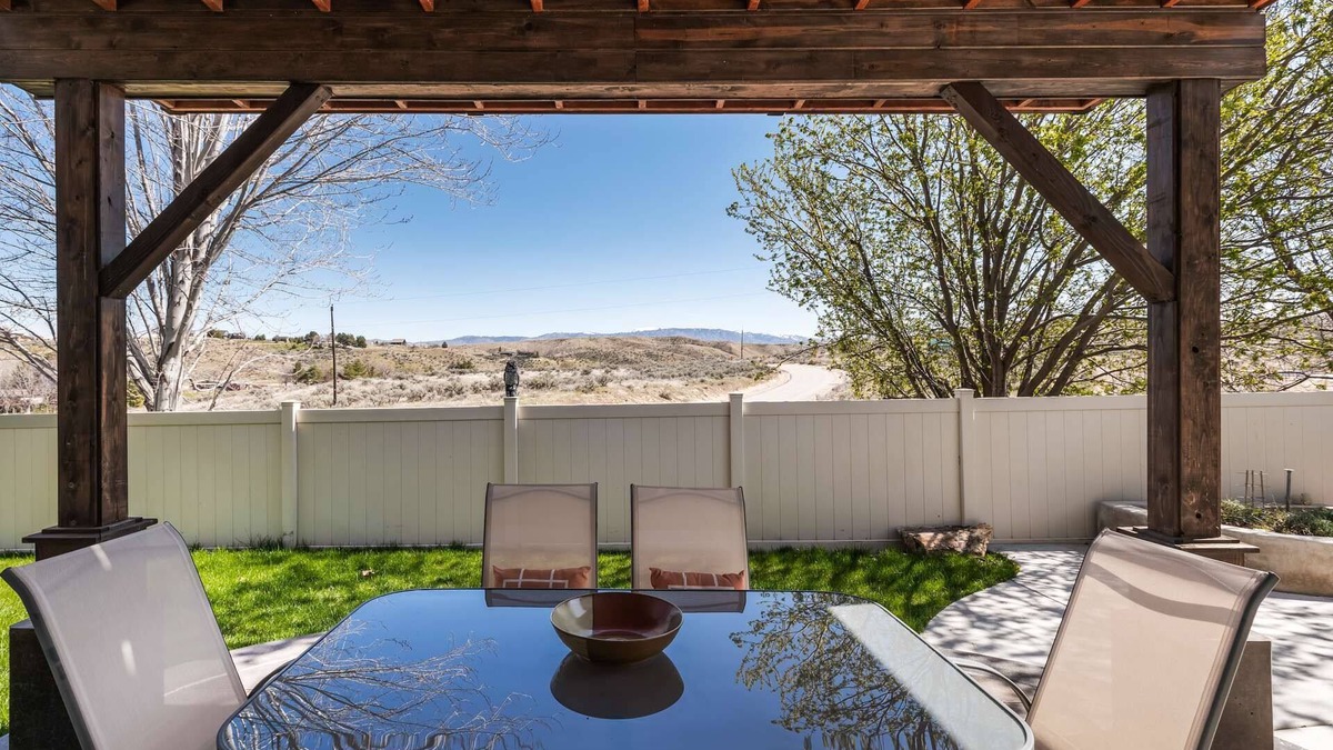 Eagle House | Views of the Foothills! Bring the WHOLE FAM + DOG(s)! Across the St to Mountain Bike Trails