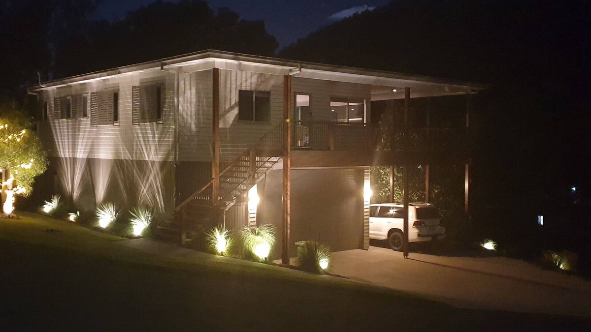 Somerset Dam House | Views on Rocky - Somerset Dam Village
