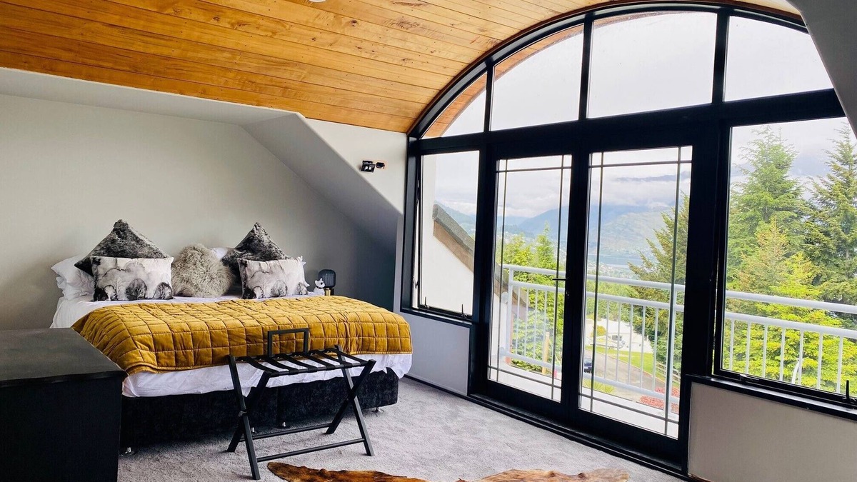 Fernhill House | Views Views Views! 4Bed Stylish Oasis 5 mins to CBD