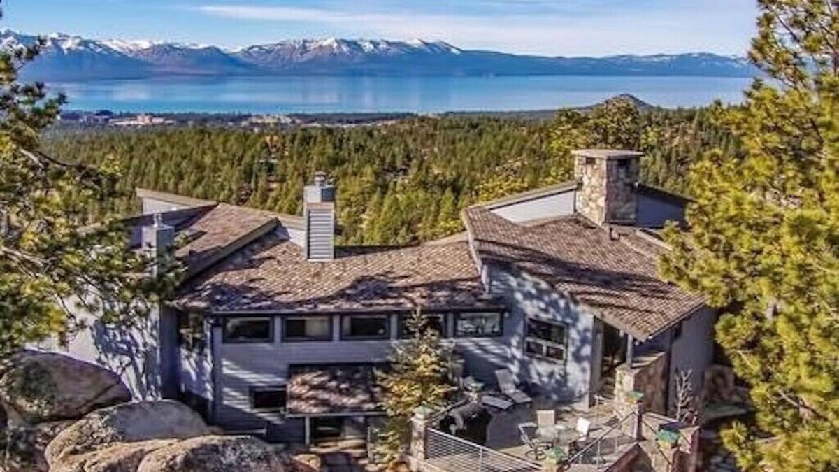 Tahoe Village House | VIEWS! Walk to Ski Resorts-Private Hot Tub, Sauna, Steam Room, Great Location!