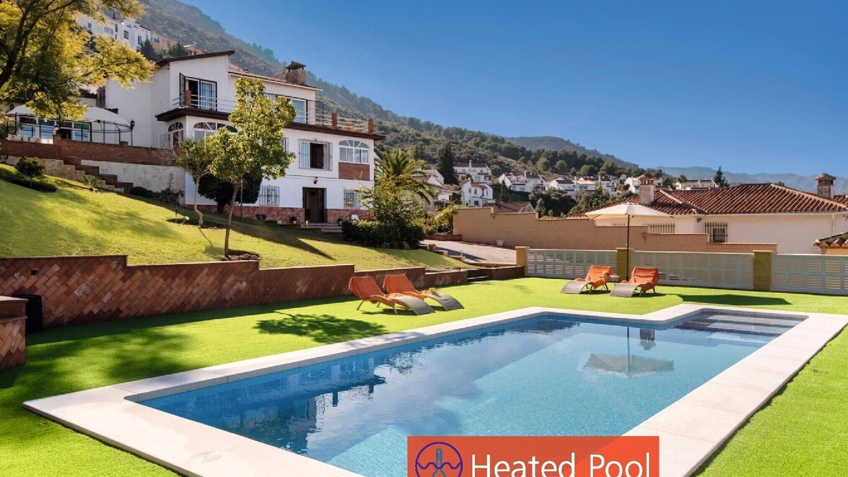 Alhaurin de la Torre Villa | Villa, in a quiet urbanization with private heated pool, close beach and golf!