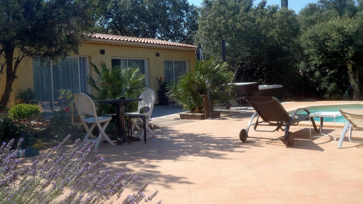 Sainte-Anastasie-sur-Issole Villa | Villa with trees, pool and spa