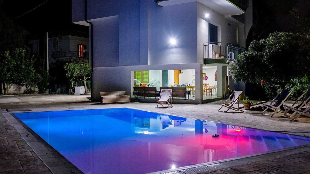 Paestum Villa | VILLA BY THE SEA A SHORT DISTANCE FROM PAESTUM TEMPLES. PRIVATE POOL IN THE GARDEN.