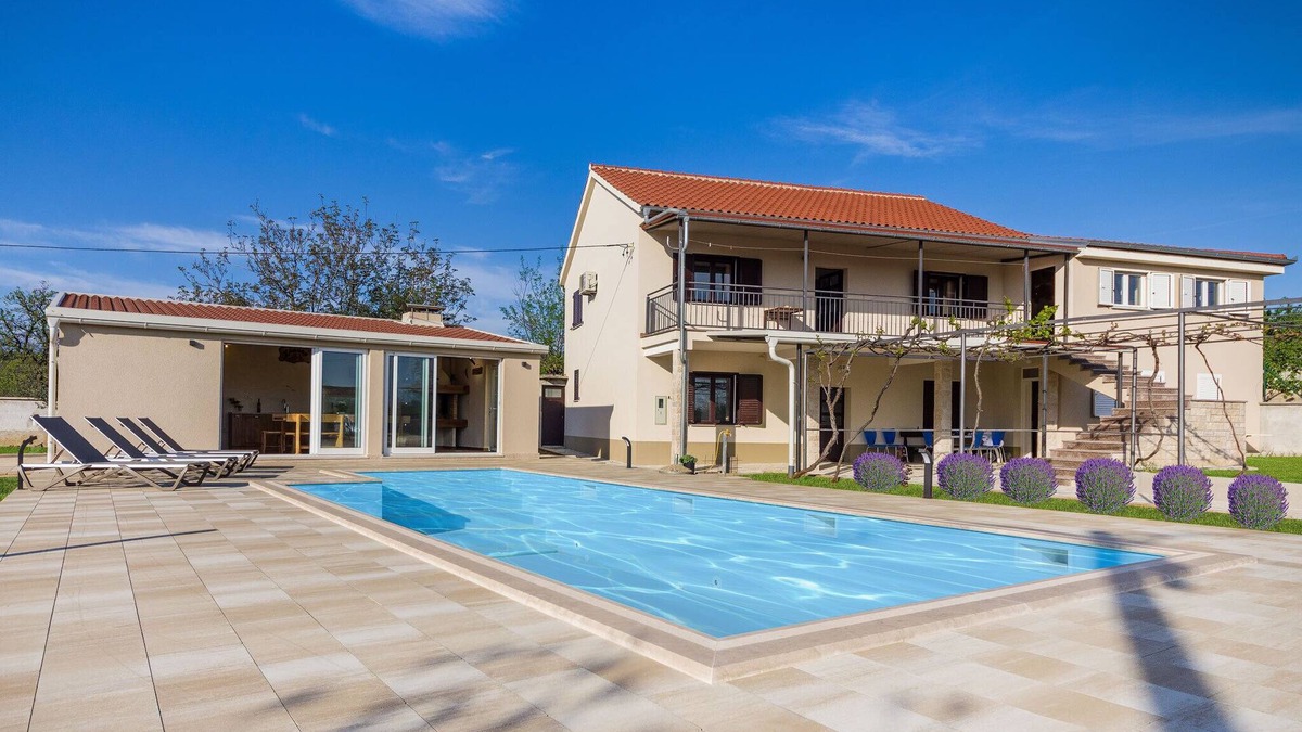 Posedarje House | Vila Dida Moj with 4 bedrooms is set in Slivnica and features an outdoor pool.