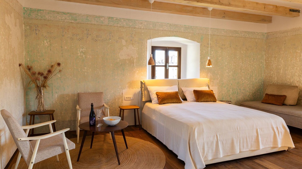 Slap House | Vila Kobdilj 1835 – Room Rozina | Deluxe Triple with Historic Detail
