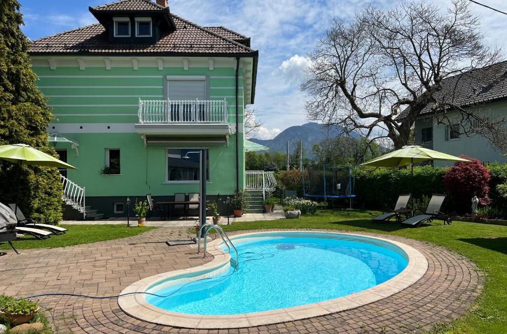 Lesce Apartment | Vila Lesce with heated outdoor pool