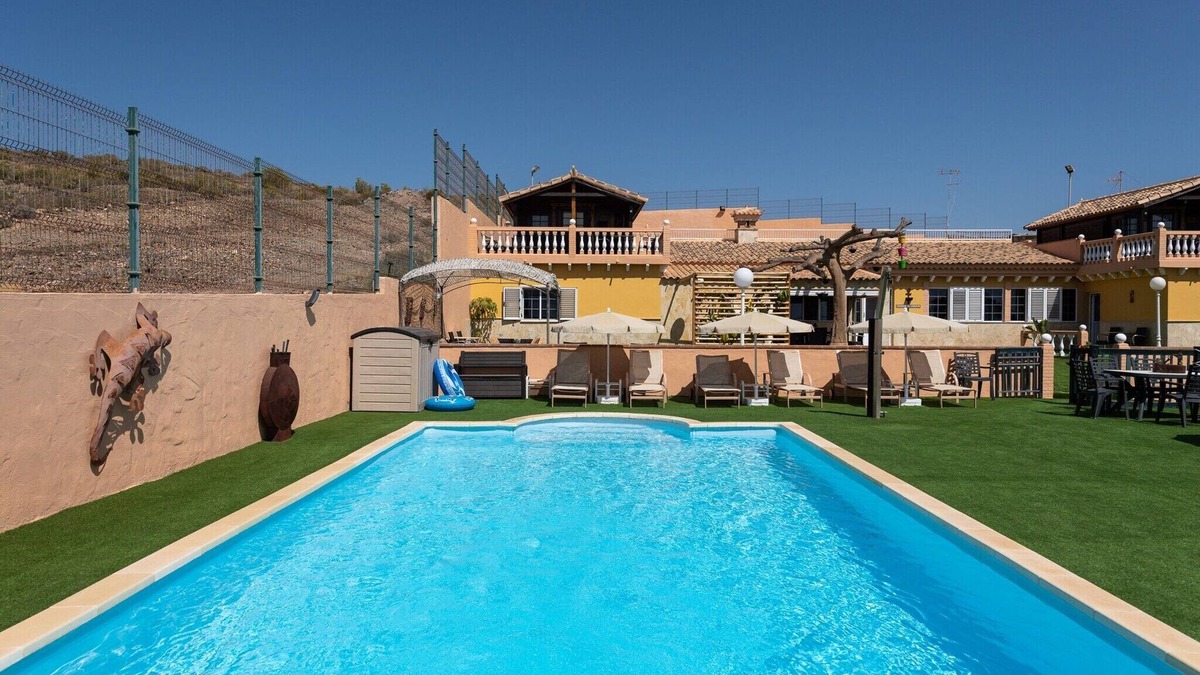 San Bartolome de Tirajana Ski Chalet | Villa in Maspalomas with Heated Pool & Sports