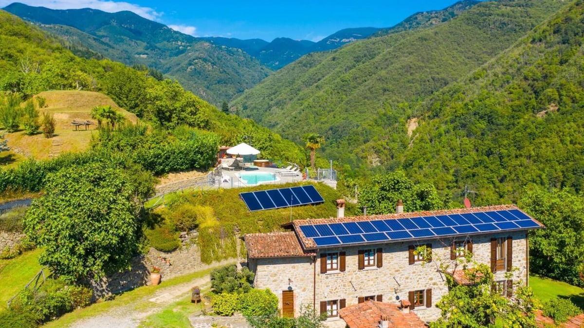 Castiglione di Garfagnana Villa | Villa Casale Le Selve Large Private Pool, WiFi